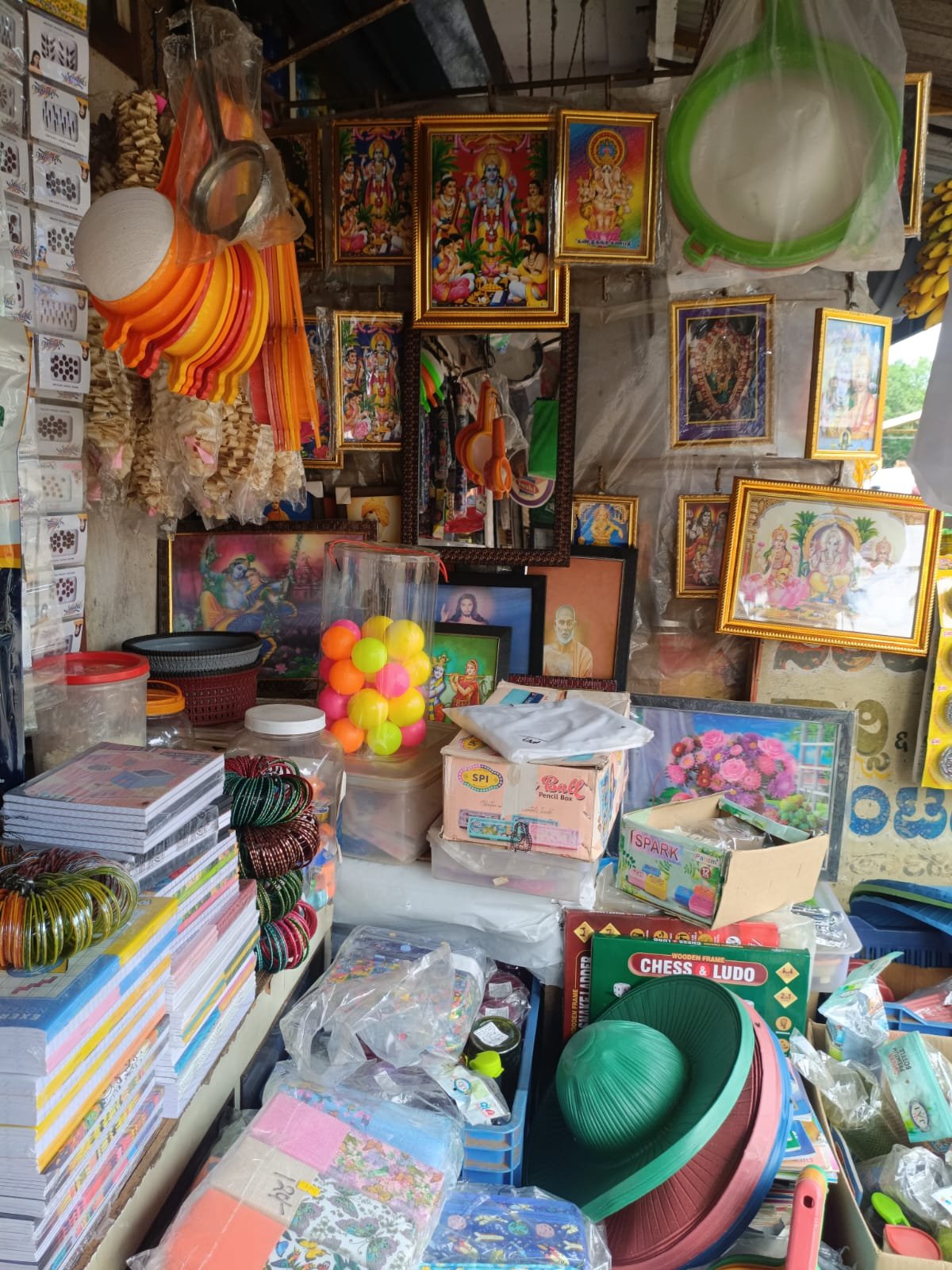 ಸಂತೋಷ್ ಫ್ಯಾನ್ಸಿ & ಗಿಫ್ಟ್  image 2