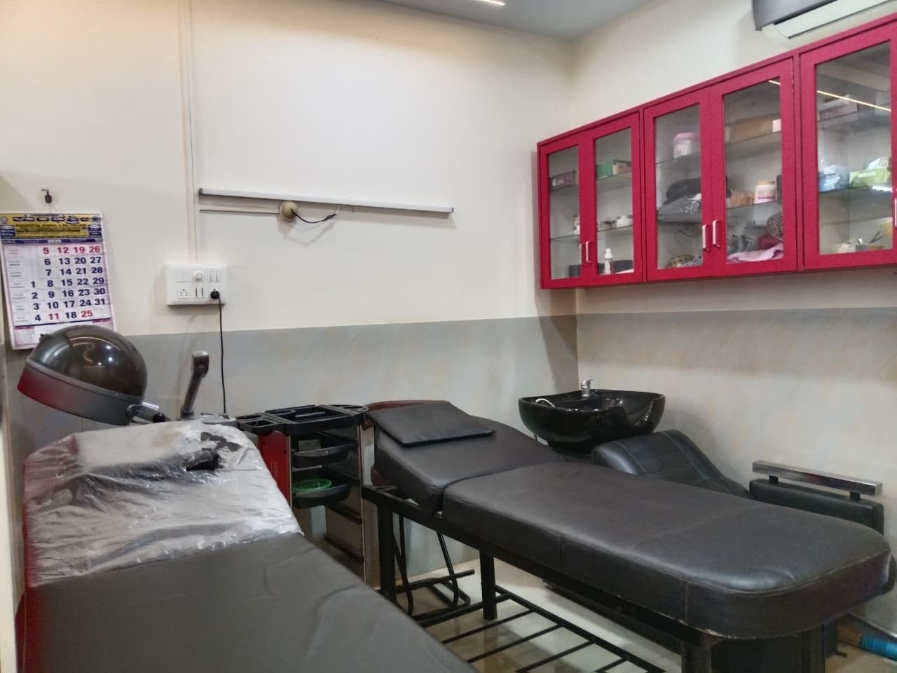 Priya beauty saloon image 1