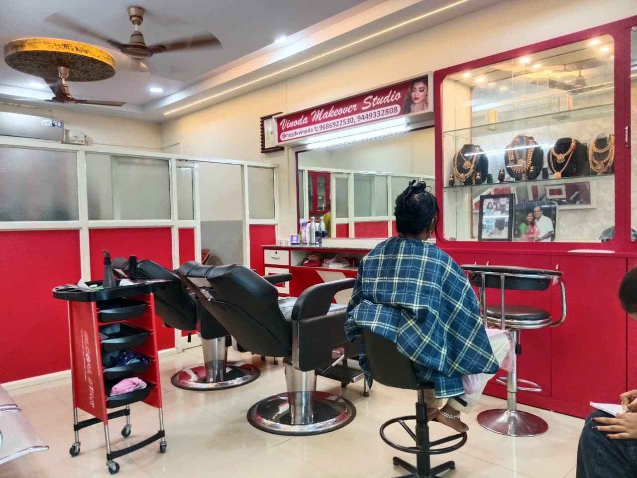 Priya beauty saloon image 2
